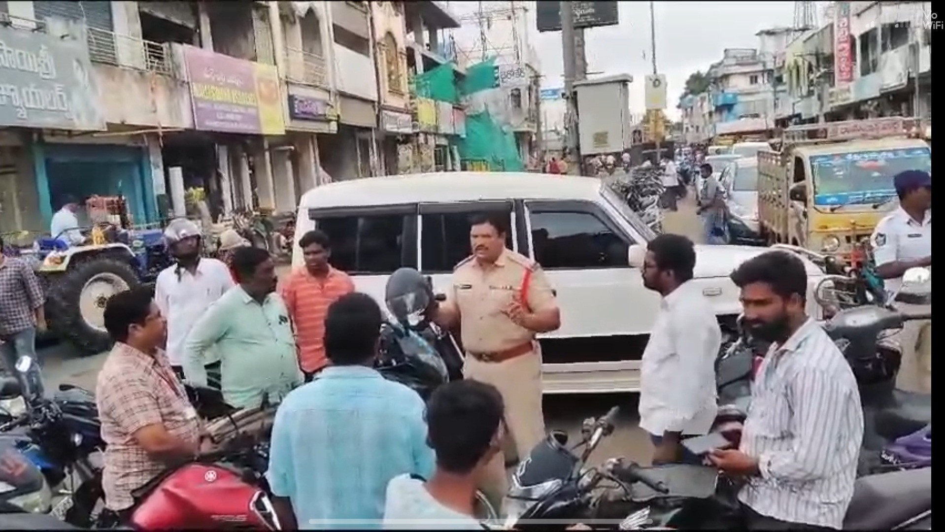 వాహనదారులు హెల్మెట్‌ ధరించాలి - సిఐ రాజేష్‌