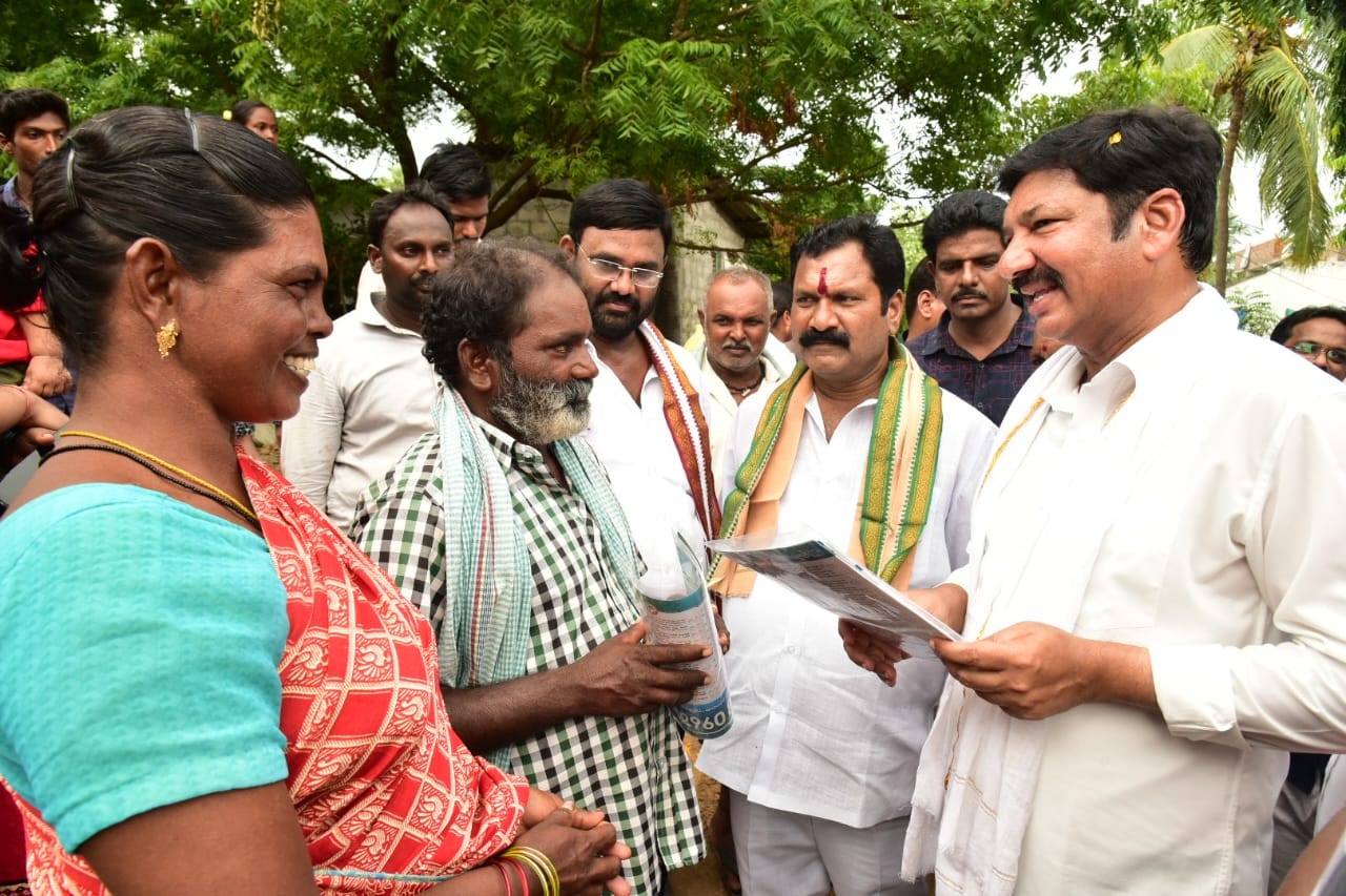 అర్హులందరికీ సంక్షేమ పథకాలు : జోగి