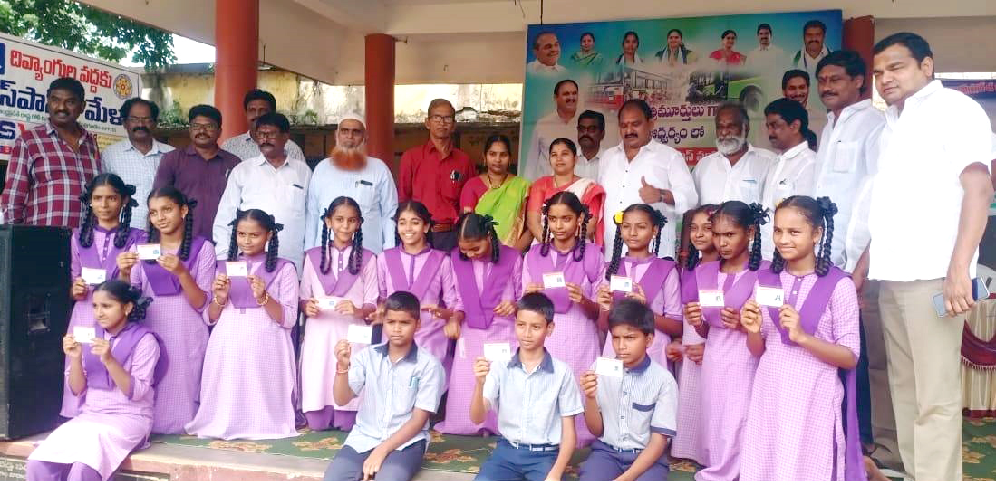 విద్యార్థులకు ఉచిత బస్‌పాసులు పంపిణీ