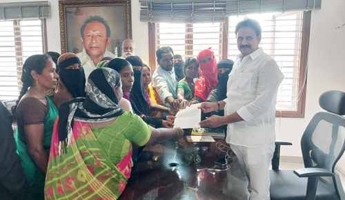 ఎంపి మోపిదేవికి మహిళల వినతి