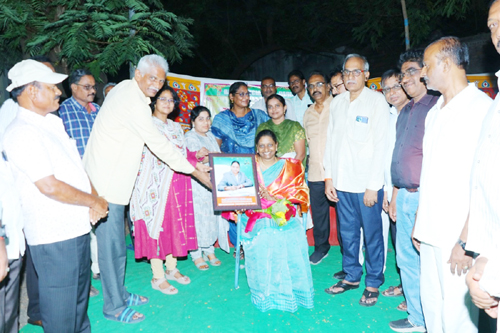 సుభవాణిని సత్కరిస్తున్న న్యాయవాదులు