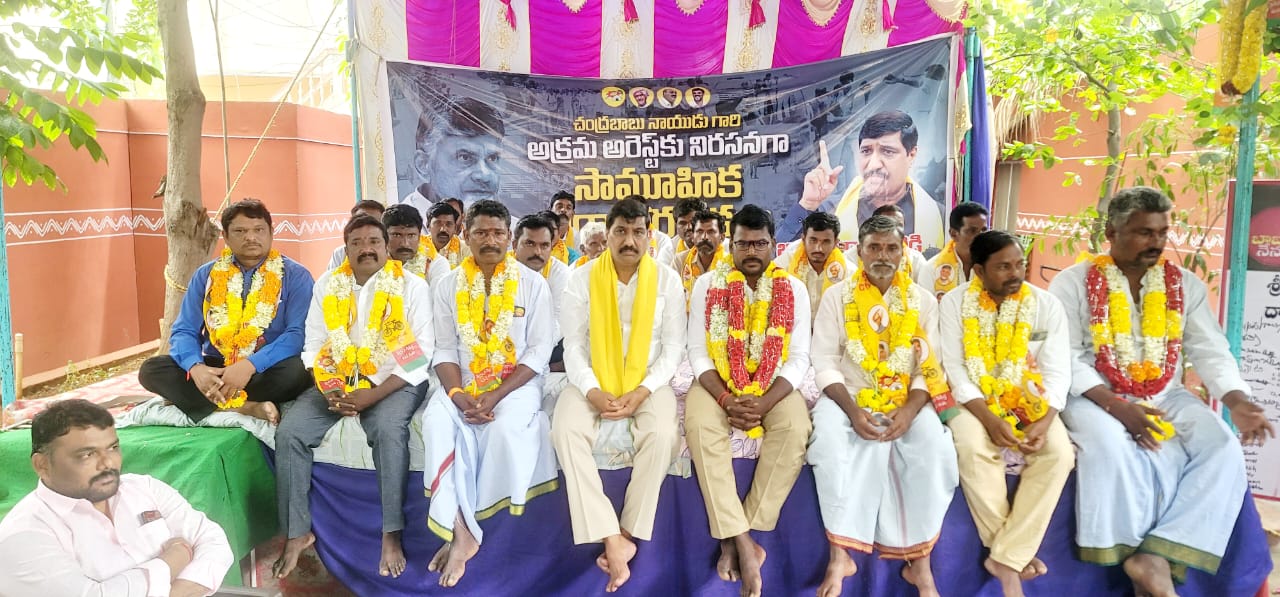 రిలే నిరాహార దీక్షలో కూర్చున్న టిడిపి యాదవ సంఘం నాయకులు 
