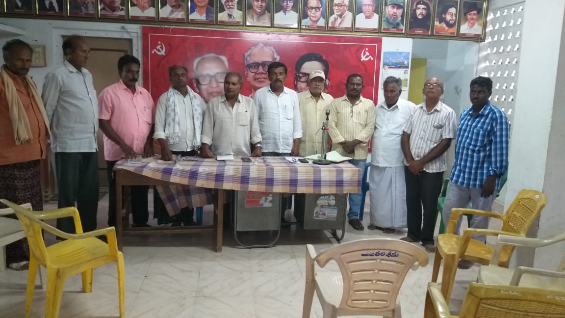 పాలకుల విధానాలతో రైతులు వ్యవసాయానికి దూరం