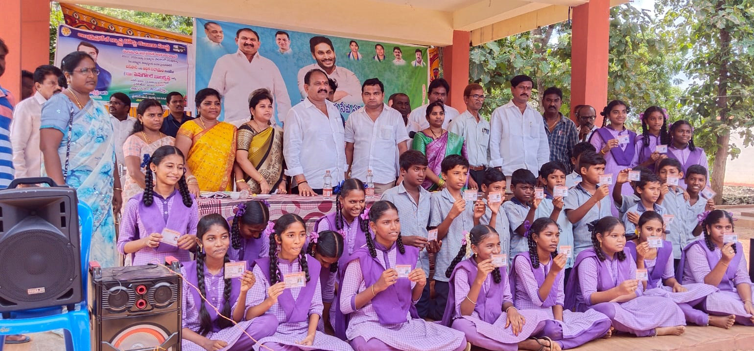 విద్యార్థులకు ఉచిత బస్‌ పాసులు