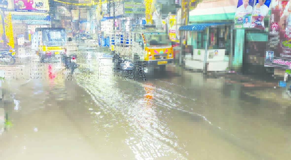 పలుచోట్ల వర్షం.. రోడ్లు జలమయం