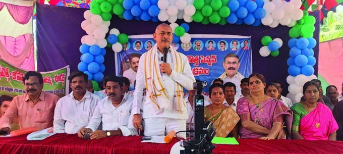   అర్హులందరికీ పింఛన్లు: మంత్రి వేణు
