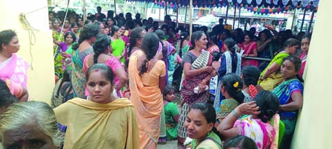 వివాదాస్పదమైన వ్రతాల టిక్కెట్ల పంపిణీ