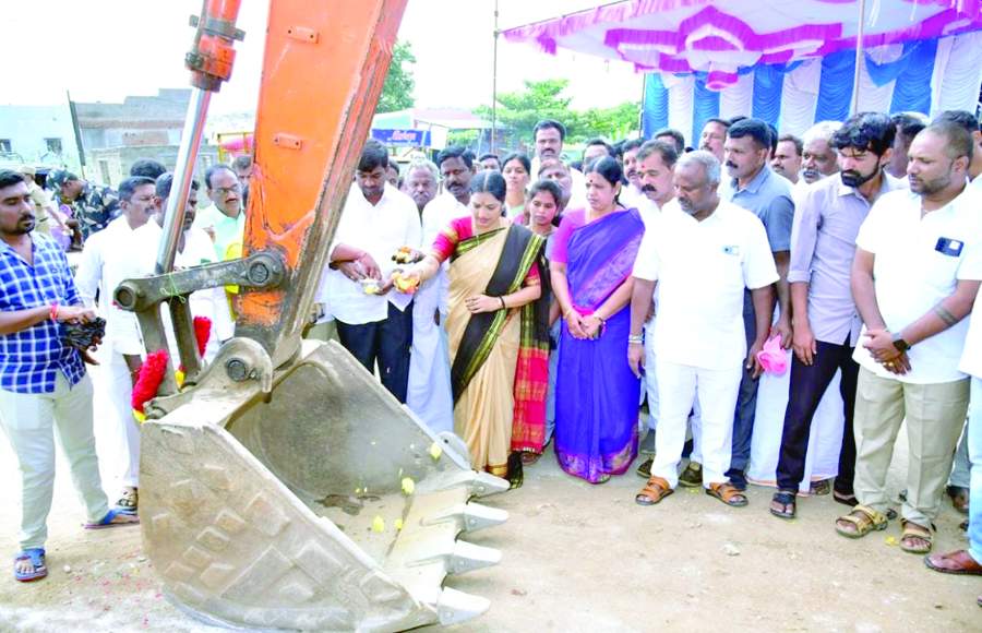  రోడ్డు పనులు ప్రారంభిస్తున్న మంత్రి ఉషశ్రీచరణ్‌