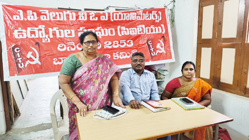 మాట్లాడుతున్న పుణ్య లక్ష్మి