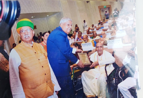 ఉపరాష్ట్రపతి చేతులు మీదుగా అవార్డు అందుకుంటున్న నారాయణ శర్మ