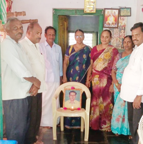 చీకటి రాఘవలు  చిత్రపటం వద్ద నివాళులర్పిస్తున్న సిపిఎం నాయకులు రమాదేవి