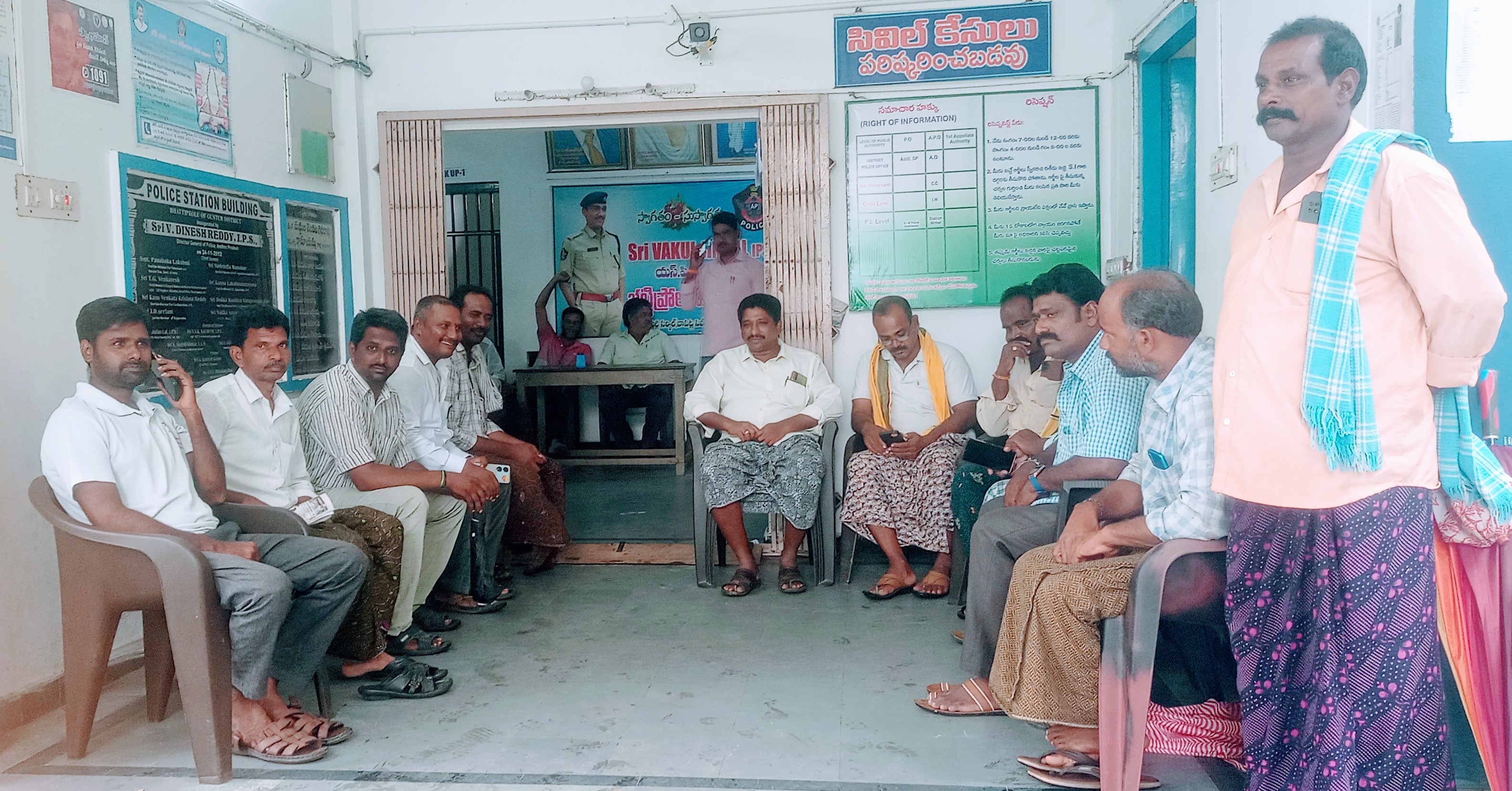 భట్టిప్రోలు పోలీస్ స్టేషన్లో నిర్భందించిన టిడిపి నాయకులు