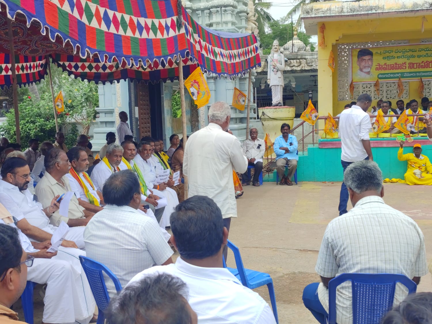 వేమూరులో సామూహిక నిరాహార దీక్షలో పాల్గొన్న టిడిపి శ్రేణులు