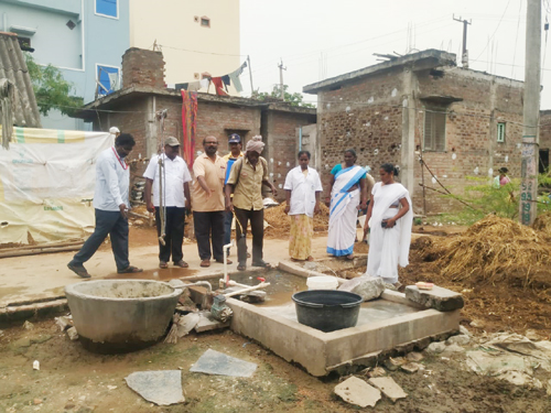 భట్టిప్రోలు  బైటెక్స్ పిచికారి   చేస్తున్న సిబ్బంది