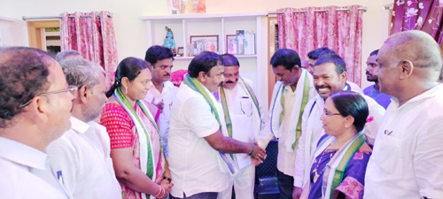 బడుగు గోపికి కండువా కప్పి పార్టీలోకి ఆహ్వానిస్తున్న మంత్రి నాగార్జున