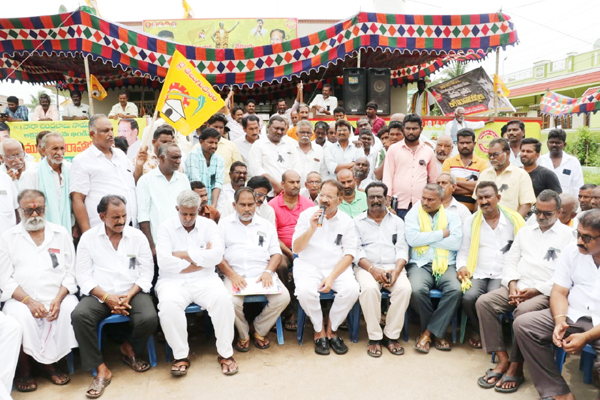 వేమూరు నిరాహార దీక్షలో పాల్గొన్న టిడిపి నాయకులు