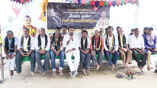 నిరసన దీక్షలో మాట్లాడుతున్న ఎం ఎం కొండయ్య