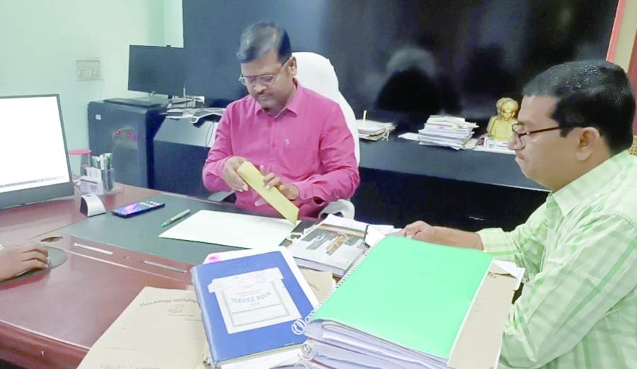   టెండర్లను తెరుస్తున్న కమిషనర్‌ మల్లికార్జున