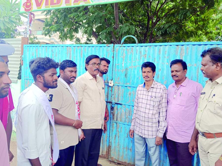    పాఠశాలను సీజ్‌ చేస్తున్న విద్యాశాఖ అధికారులు