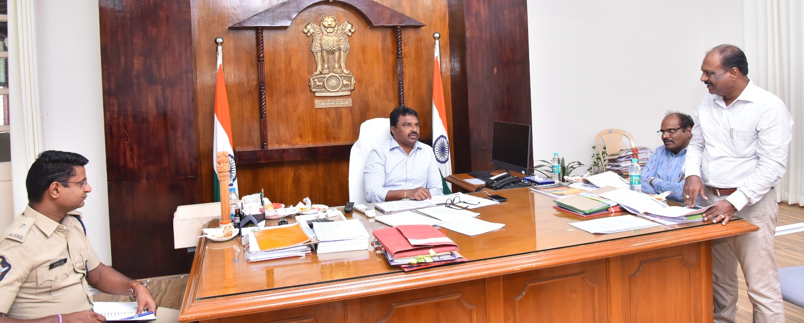 అడవుల ఆక్రమణదారులపై కేసులు నమోదు చేయాలి : కలెక్టర్‌