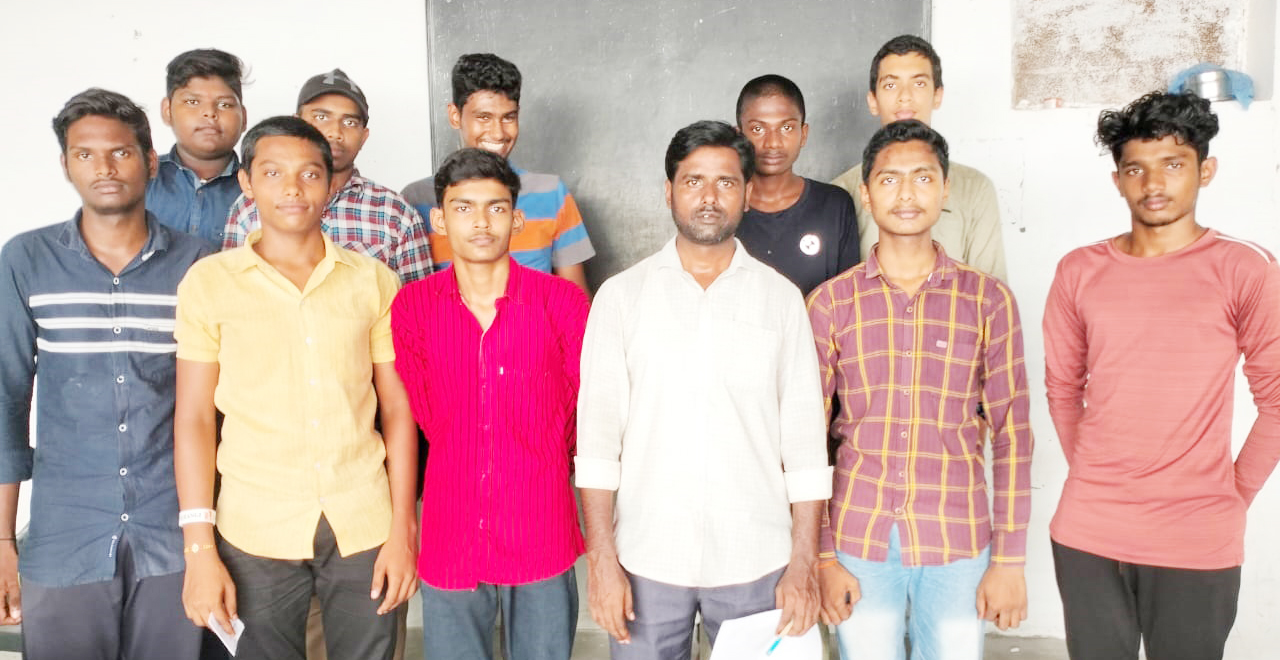 ఎస్ఎఫ్ఐ నూతన కమిటీతో మనోజ్