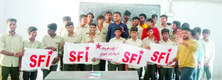    నూతన కమిటీతో ఎస్‌ఎఫ్‌ఐ జిల్లా ప్రధాన కార్యదర్శి పరమేష్‌