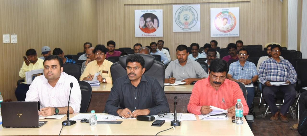 గడువులోగా అభివద్ధి పనులు పూర్తి చేస్తాం