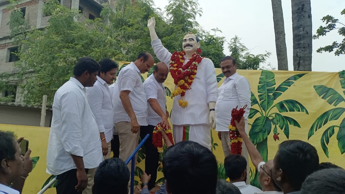 వైఎస్‌ రాజశేఖరెడ్డికి ఘన నివాళి