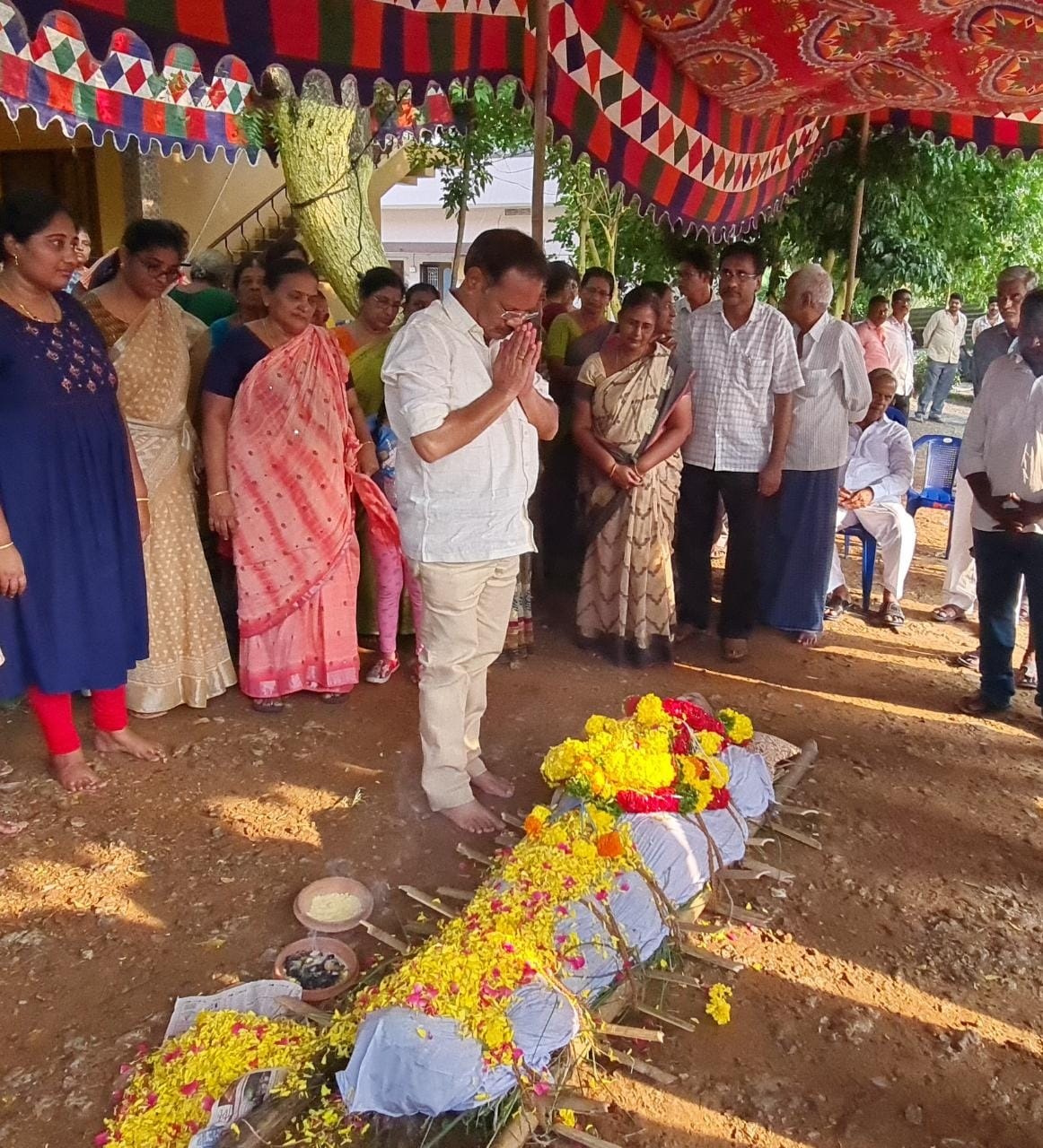 పరుచూరి లక్ష్మీ శక్తి కుమారి మృతదేహం వద్ద నివాళులర్పిస్తున్న మంత్రి ఆనందబాబు
