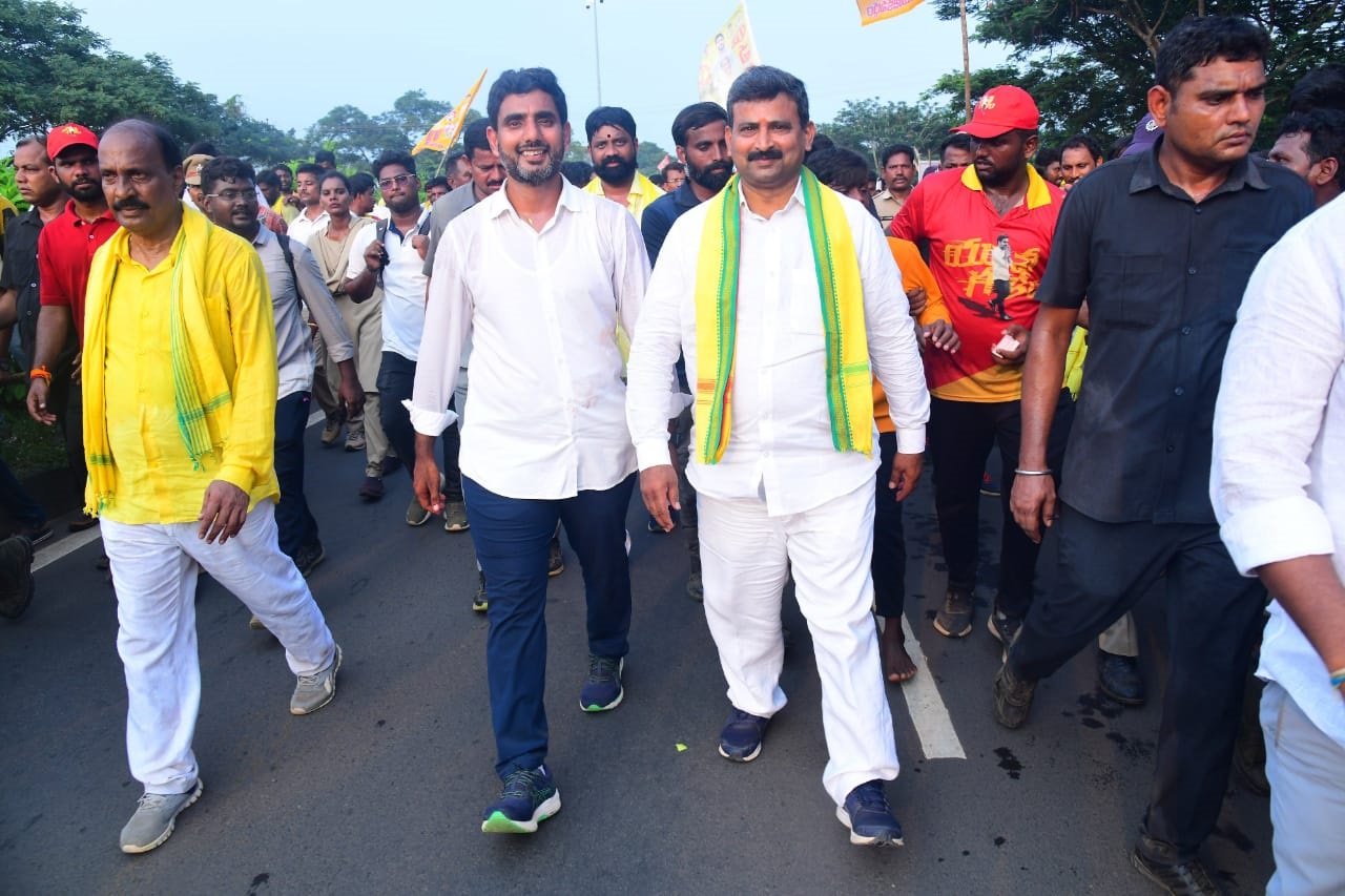 నారా లోకేష్ తో పాదయాత్రలో సజ్జా  వెంకటేశ్వరరావు