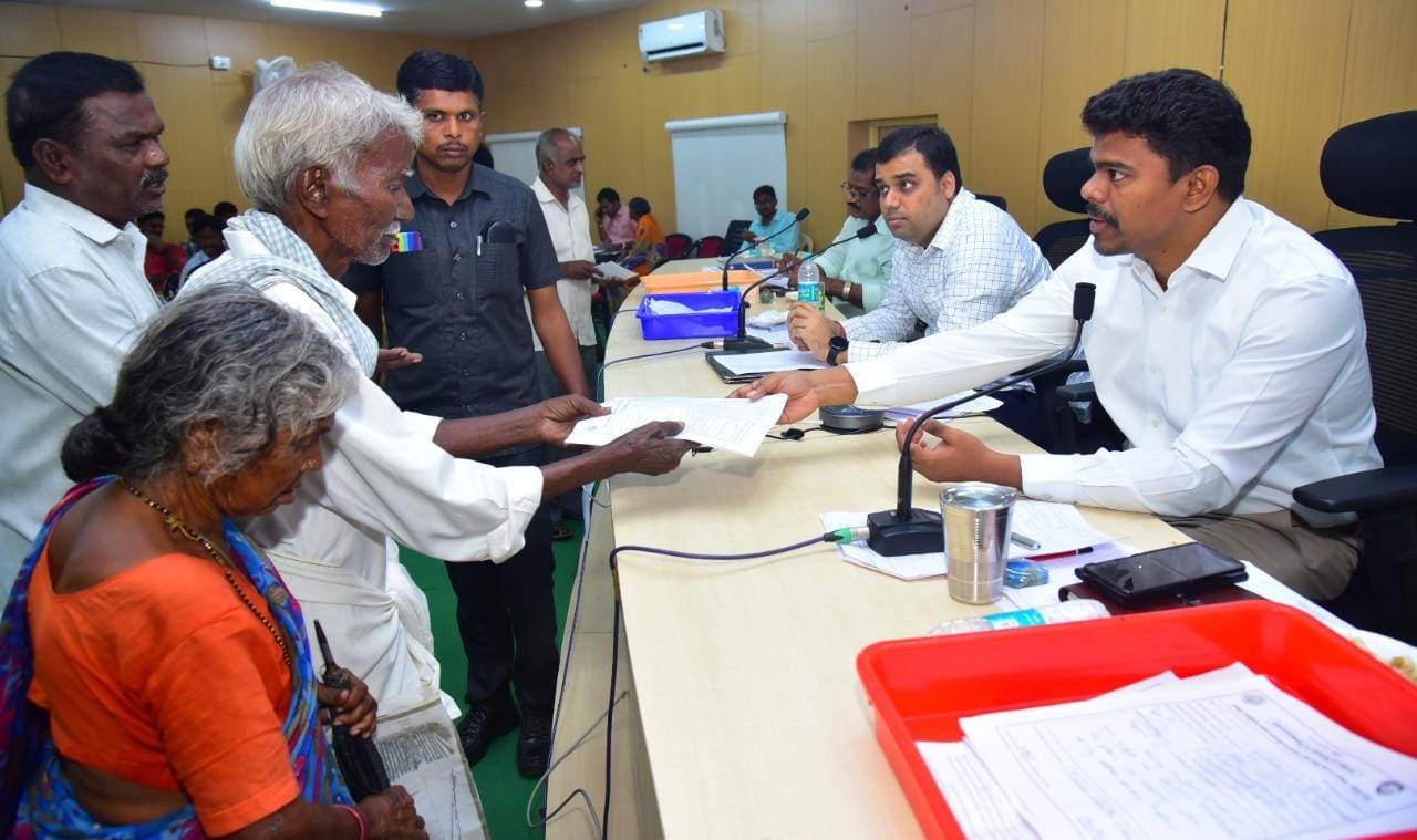 అర్జీలను స్వీకరిస్తున్న కలెక్టర్‌ అరుణ్‌బాబు