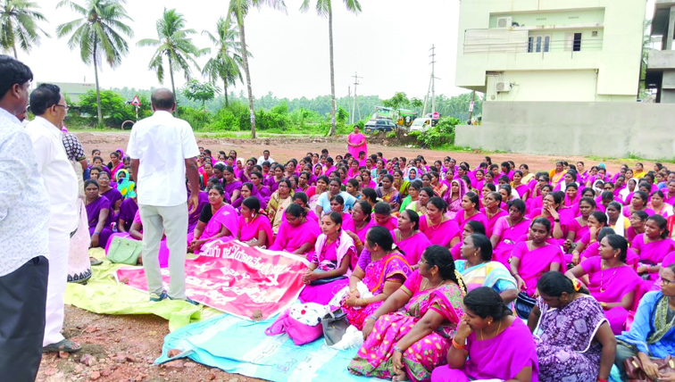 విఒఎలకు జీతాలు చెల్లించాలి