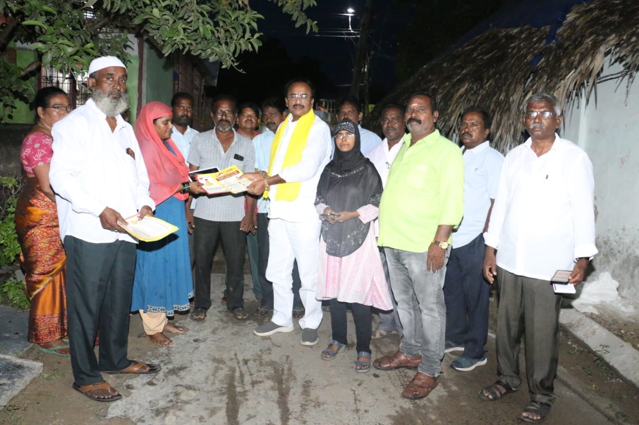 వార్డులో పర్యటిస్తున్న ఇంచార్జి ఎం ఎం కొండయ్య 