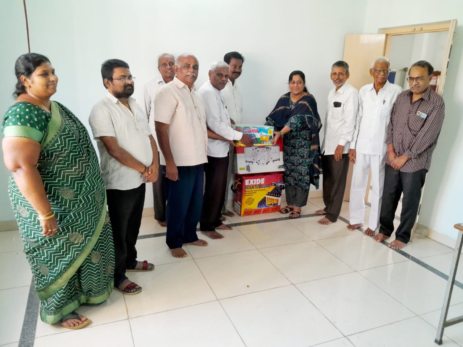 సబ్ ట్రెజరీ కార్యాలయానికి ఇన్వర్టర్ బహుకరిస్తున్న దృశ్యం 