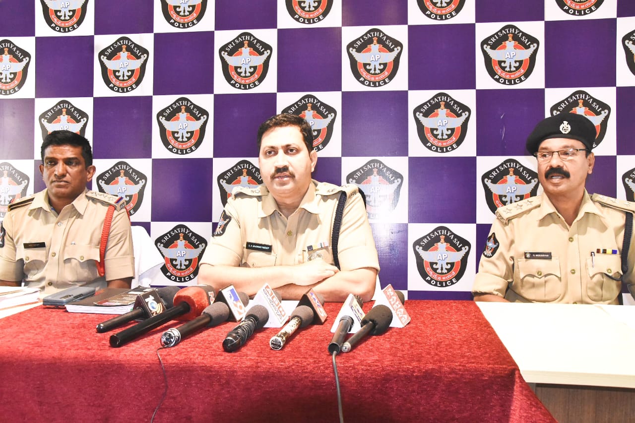 మహిళ హత్య కేసు ఛేదింపు