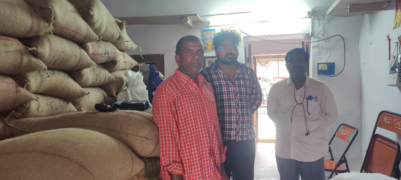 రేషన్ దుకాణంలో తనిఖీ చేస్తున్న ఎన్ఫోర్స్మెంట్ డిటి ఆర్ శరత్ 