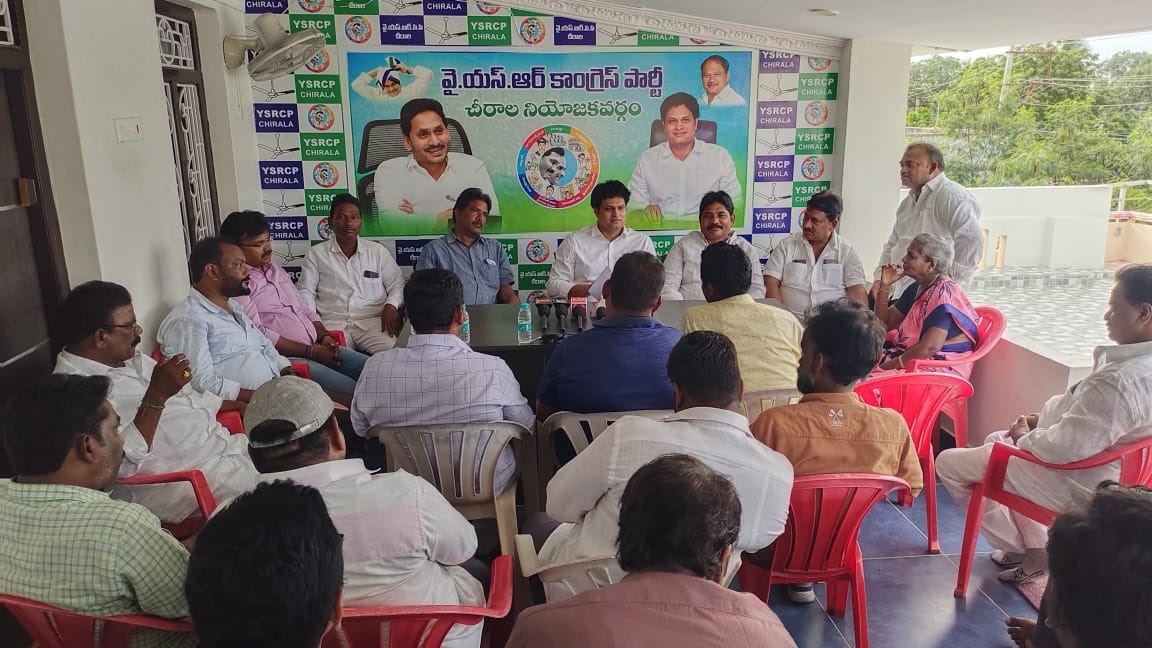 విలేకరుల సమావేశంలో మాట్లాడుతున్న కరణం వెంకటేష్  