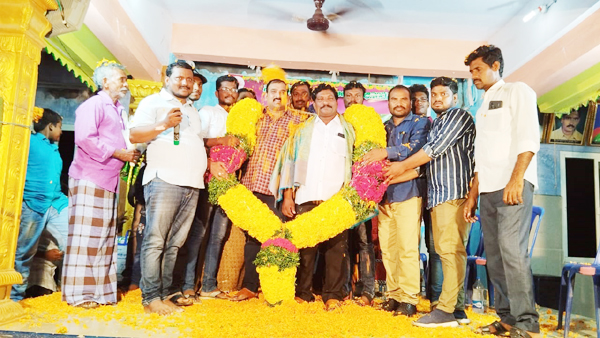 యన్నం సురేష్ ను సన్మానిస్తున్న గ్రామస్తులు