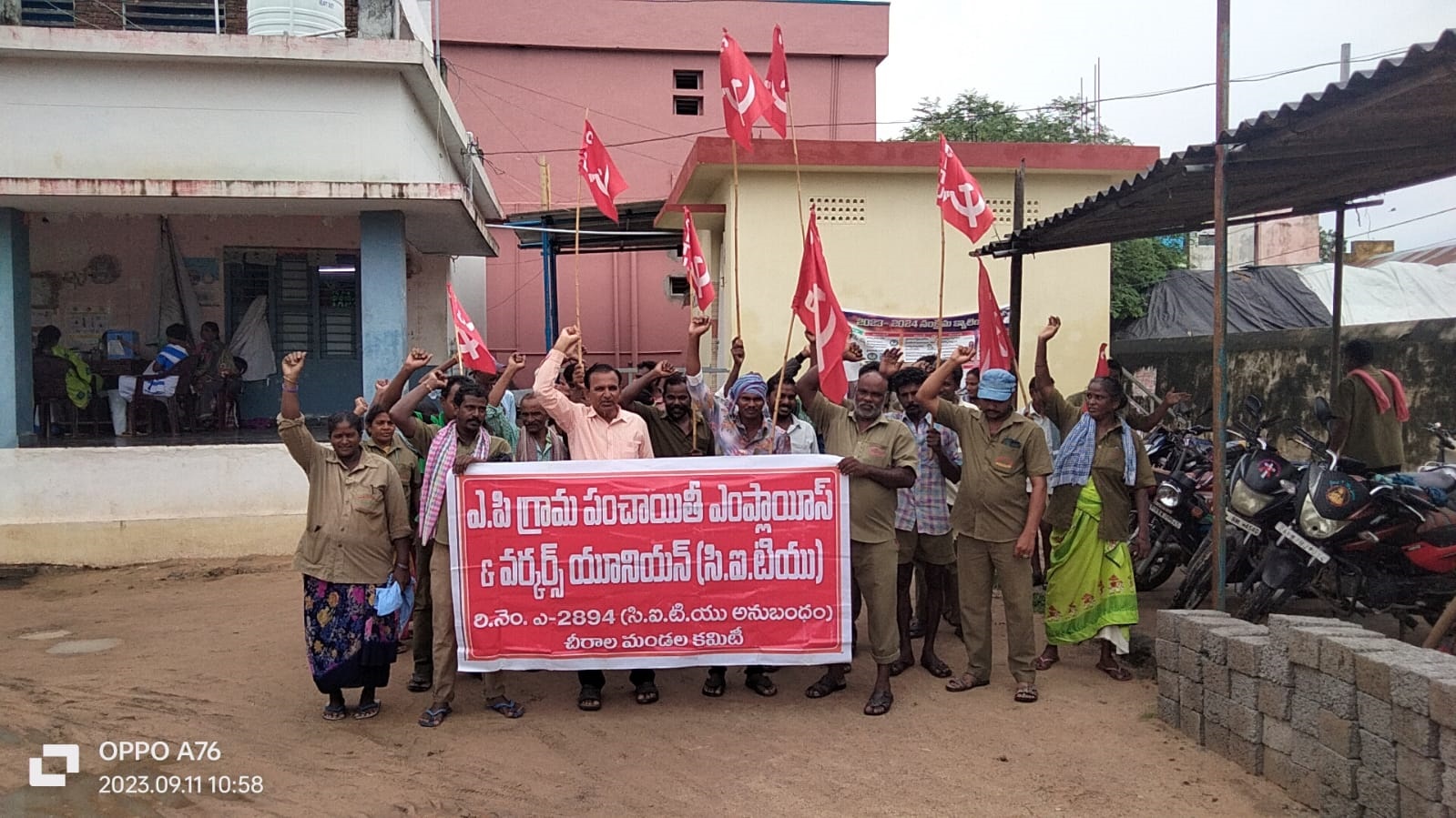 ఈపూరిపాలెం పంచాయతీ కార్యాలయం వద్ద నిర్వహిస్తున్న కార్మికులు