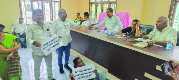    సమస్యలు పరిష్కరించాలని నిరసన