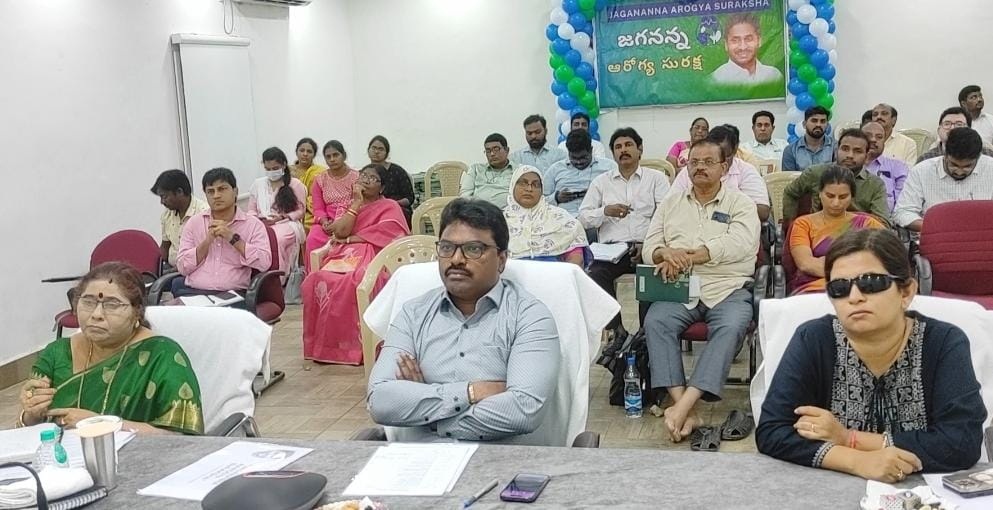 'జగనన్న ఆరోగ్య సురక్ష'కు సిద్ధం కావాలి : కలెక్టర్‌