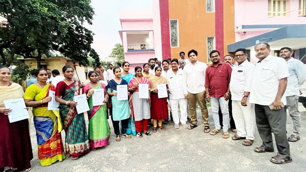వాలంటీర్లకు నియామక పత్రాలు అందిస్తున్న కరణం వెంకటేష్ 