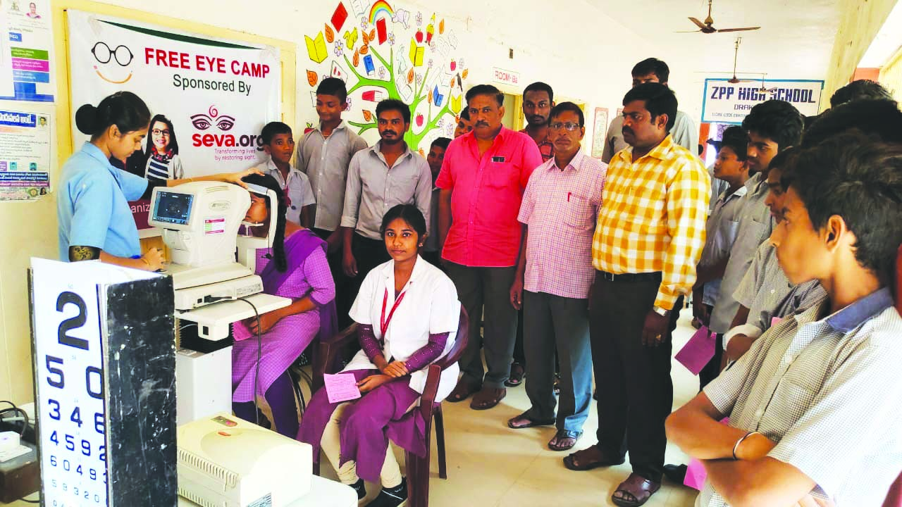 576 మంది విద్యార్థులకు కంటి వైద్య పరీక్షలు