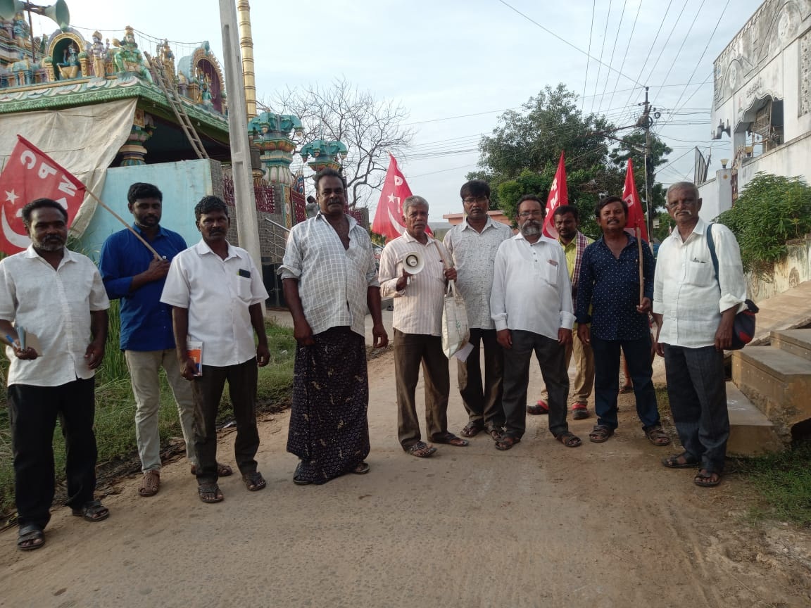 ధరలు తగ్గించాలని ఇంటింటి ప్రచారం