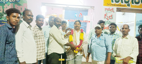 బాబ్జిని సన్మానిస్తున్న వైసిపి నాయకులు