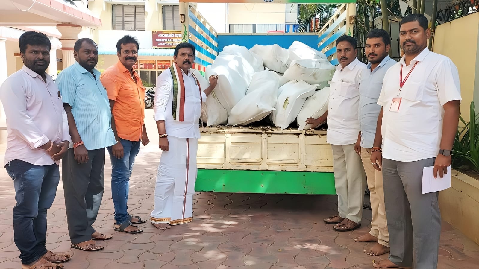 విరాళంగా ఇస్తున్న దాత జలగం గుణశేఖర్‌ 