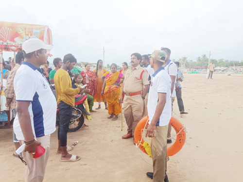 మెరైన్ పోలీసులను అభినందించిన అధికారులు, పర్యటకులు