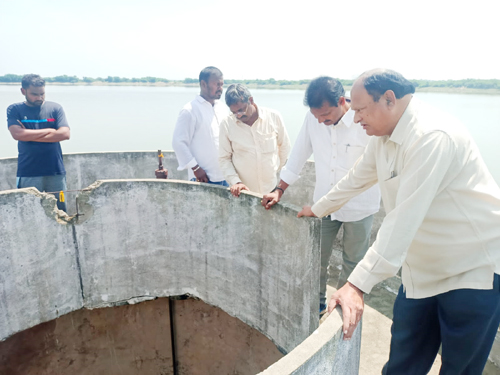 మంచినీటి చెరువును పరిశీలిస్తున్న ఎమ్మెల్యే బలరాం