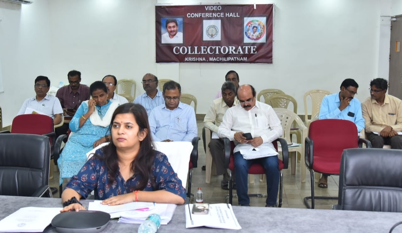 నిర్దేశిత లక్ష్యాల సాధనకు కృషి చేయాలి : కలెక్టర్‌