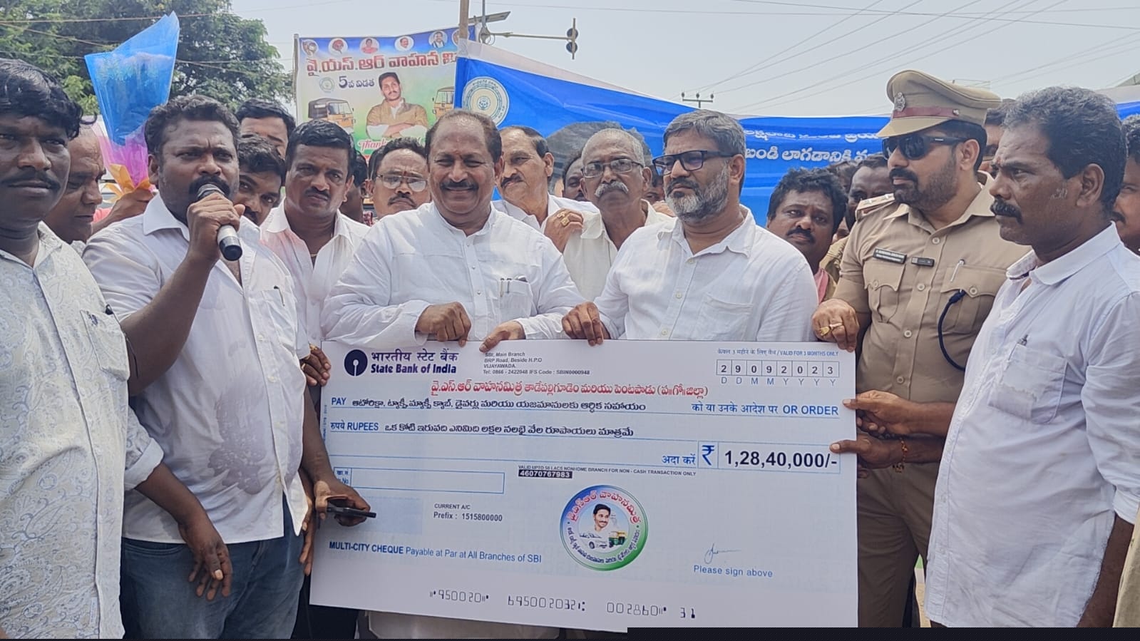 చంద్రబాబు దోచుకుంటే, జగన్‌ పంచుతున్నారు